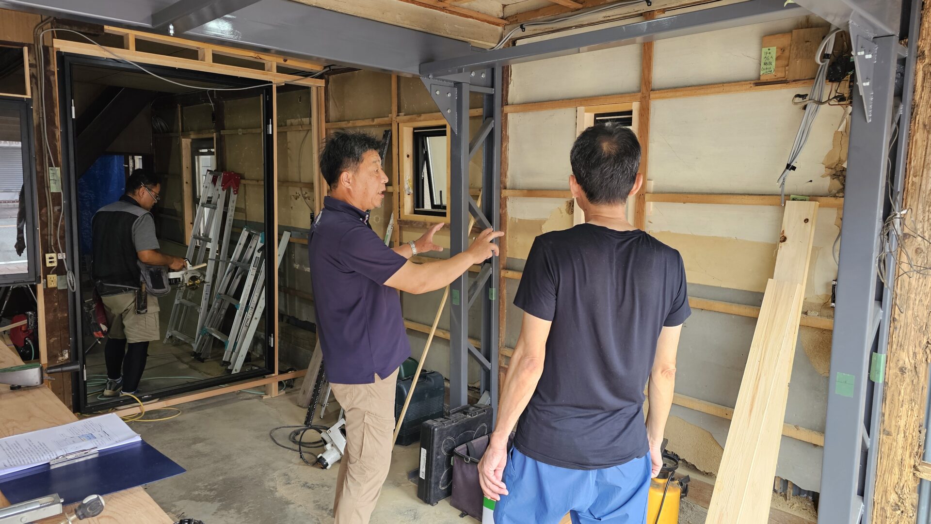 お客様と現場で打合せ