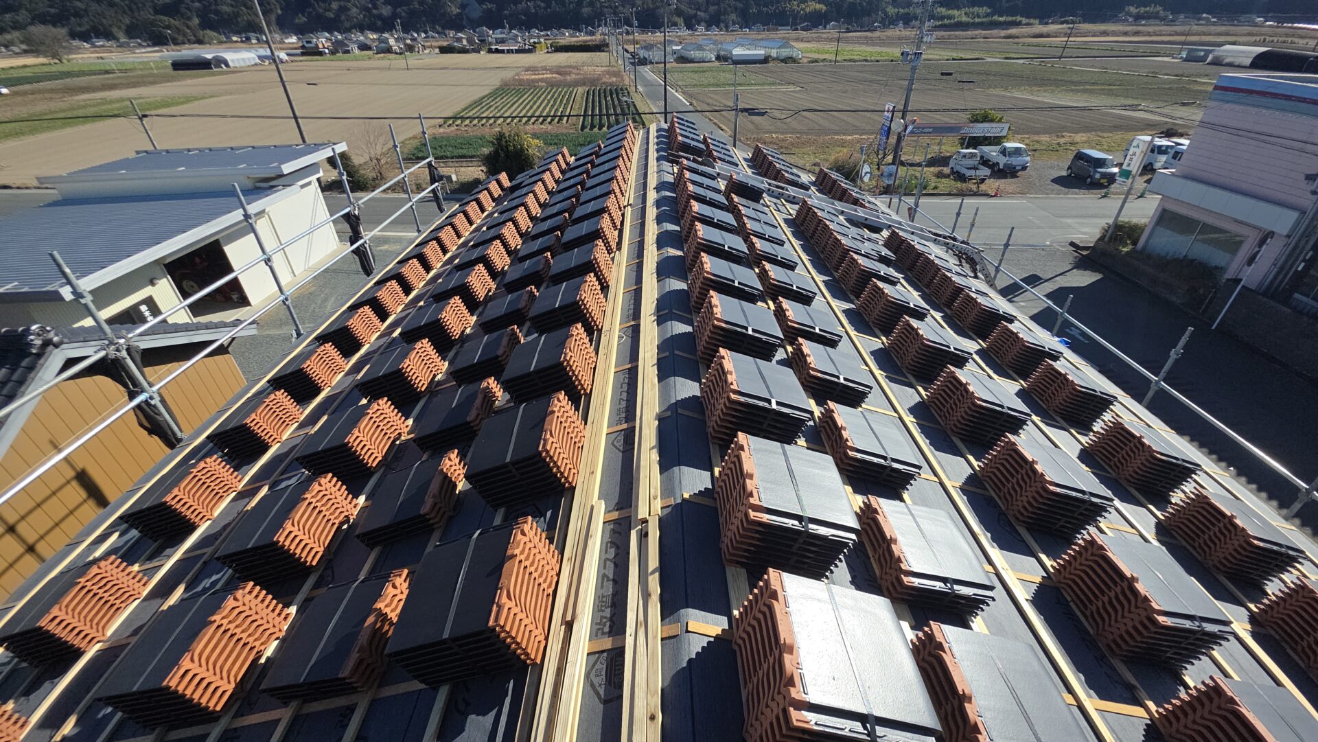 瓦が綺麗に並ぶと気持ちいい