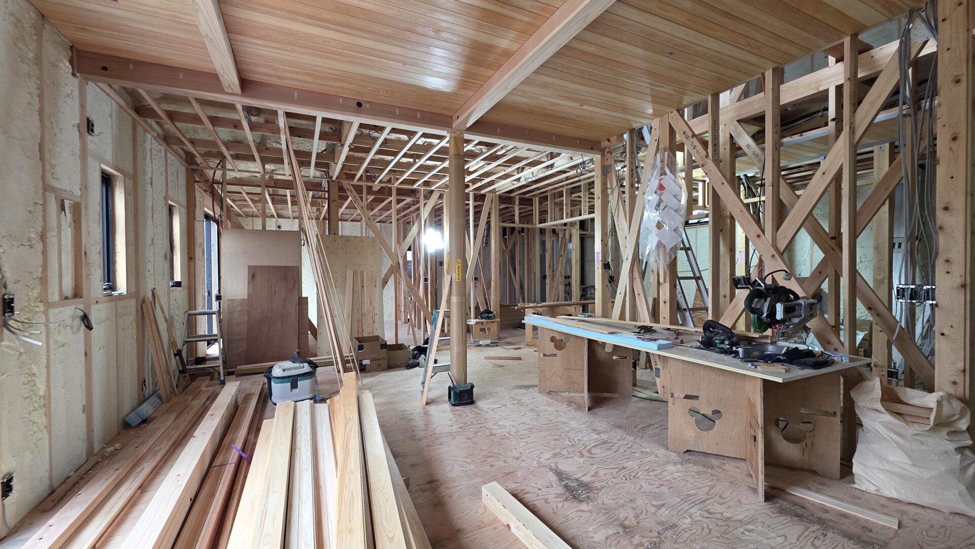 桧の香りが充満してます。