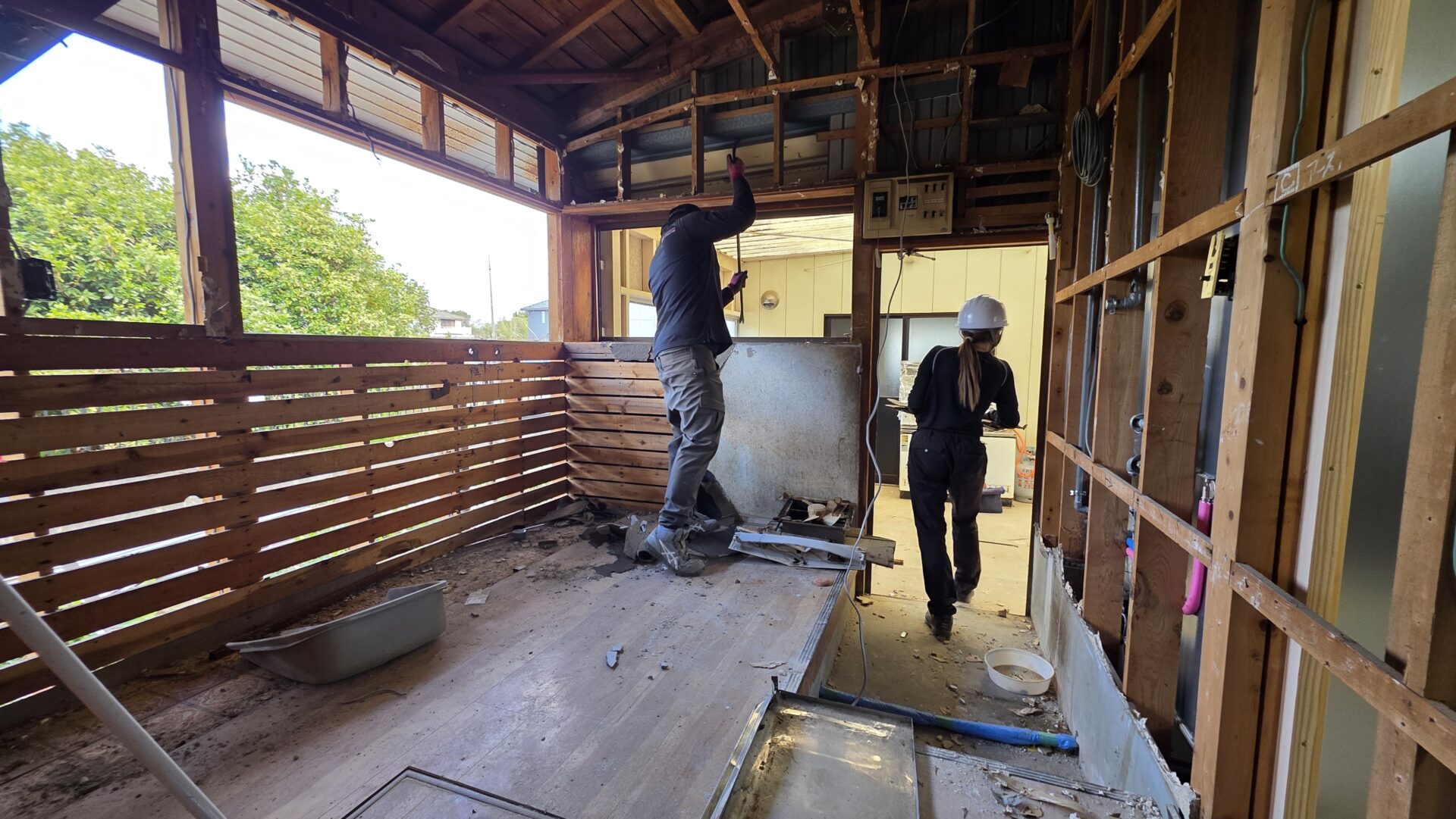 キッチン解体工事開始